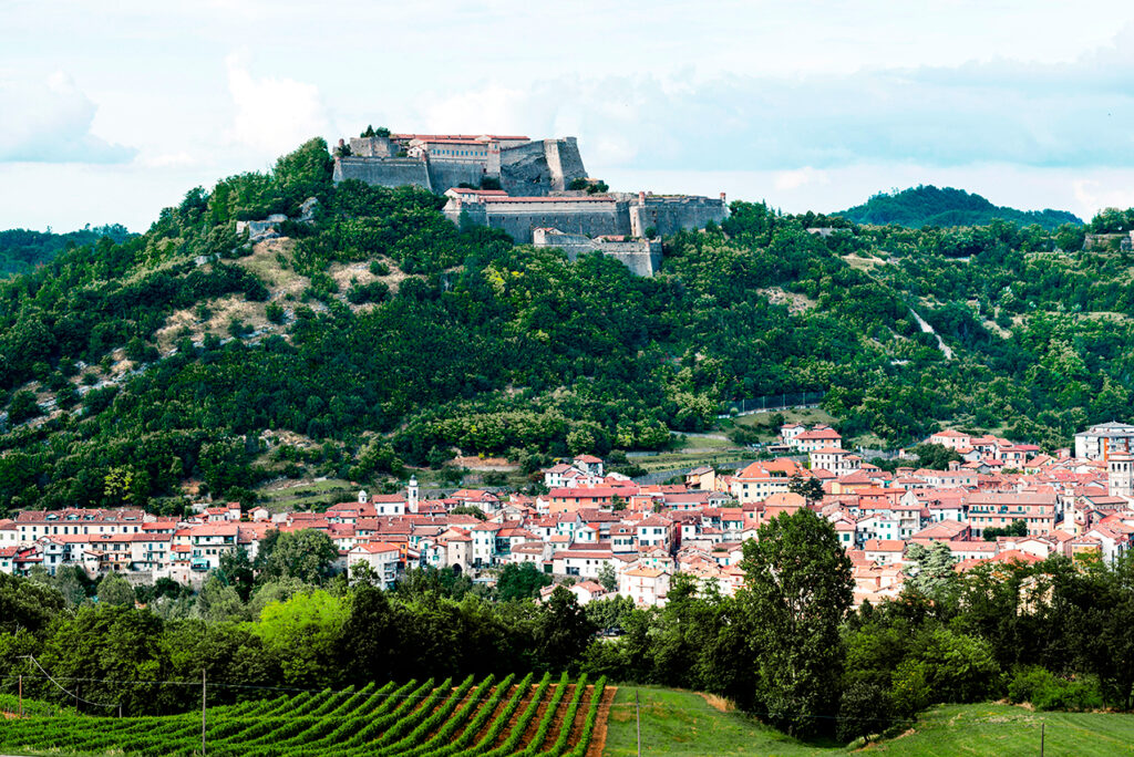 Die Festung Gavi im Dorf Gavi im Piemont.