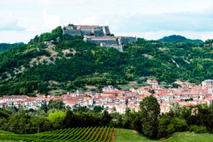 Die Festung Gavi im Dorf Gavi im Piemont.