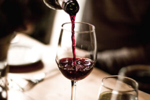 Ein Cape Blend wird in ein Weinglas eingeschenkt.