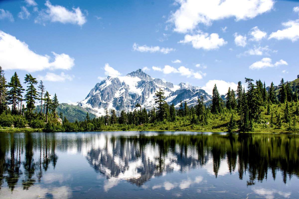 Mount Shuksan spiegelt sich in Washington State in einem Bergsee.