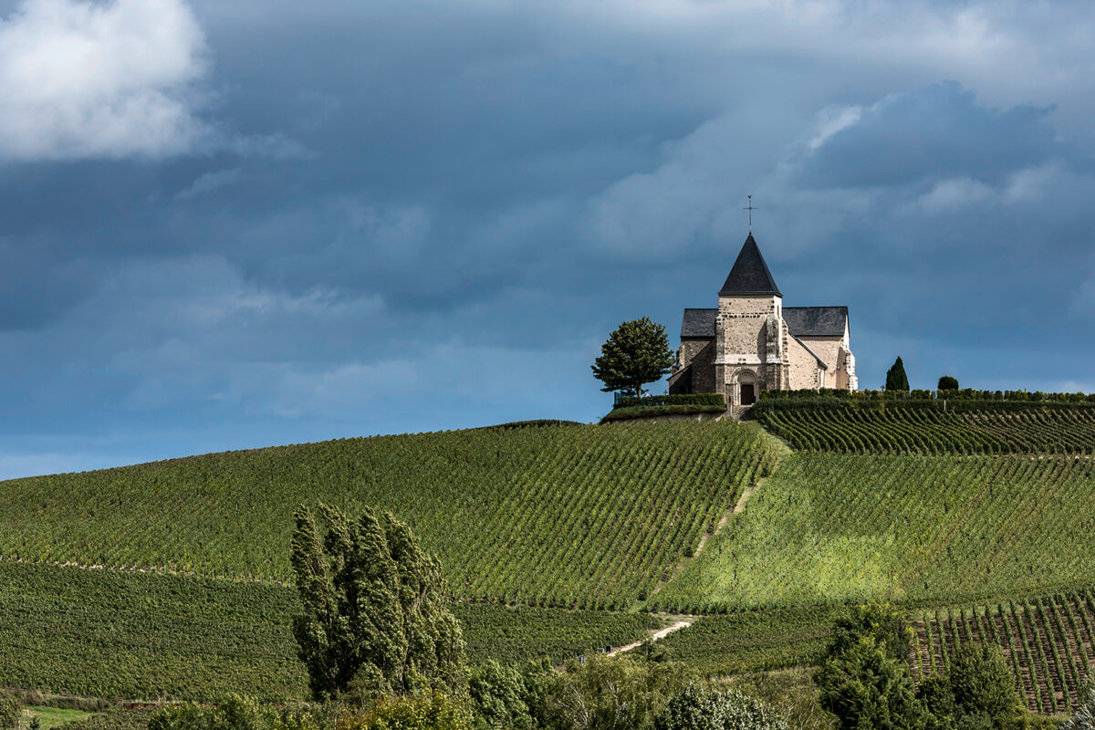 Kirche auf einem Weinberg in der französischen Weinregion Champagne