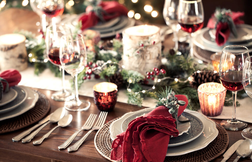 Weihnachten: festliche gedeckte Tafel