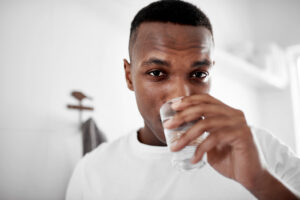 Tipps gegen Kater: viel Wasser trinken