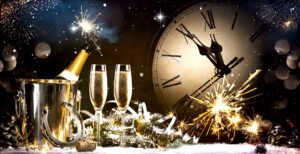 Silvester: Sekt mit Gläsern und Uhr zum Anstoßen aufs neue Jahr