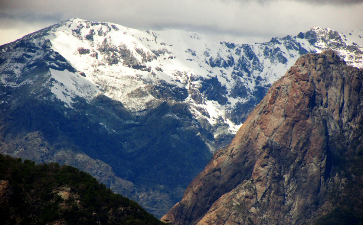 Die Anden von Chiles Weinregion Valle del Maule aus betrachtet
