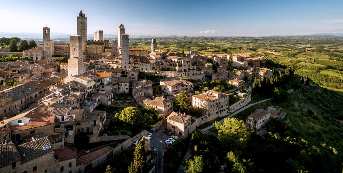 Die Heimat des Rotweins Vino Nobile di Montepulciano in einer Luftaufnahme