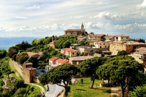 Stadt Montalcino in der italienischen Toskana aus der Ferne fotografiert