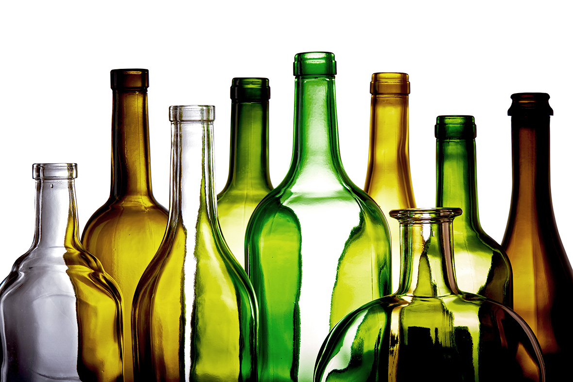 Verschiedene Flaschenformen vor weißem Hintergrund