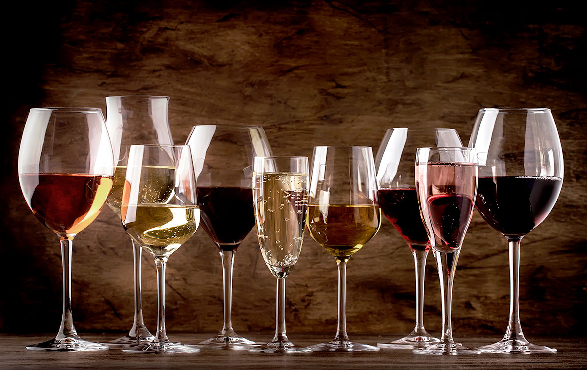 Viele unterschiedliche Weinglas-Formen in einer Reihe, gefüllt mit unterschiedlichen Weinen