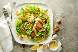 Ceasar-Salat mit Dressing und Zitronenspalte