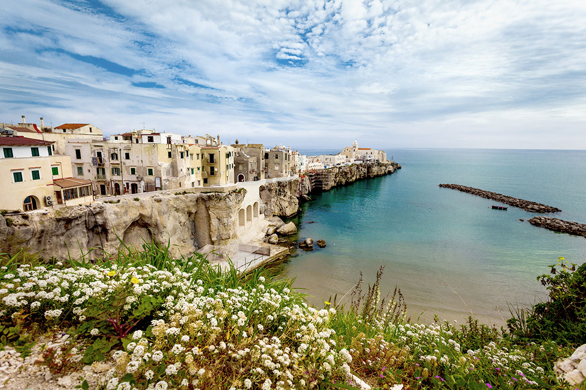 Dorf im süditalienischen Apulien mit Blick aufs Meer