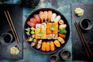 Platte mit verschiedenen Sushi-Variationen aus der Vogelperspektive fotografiert