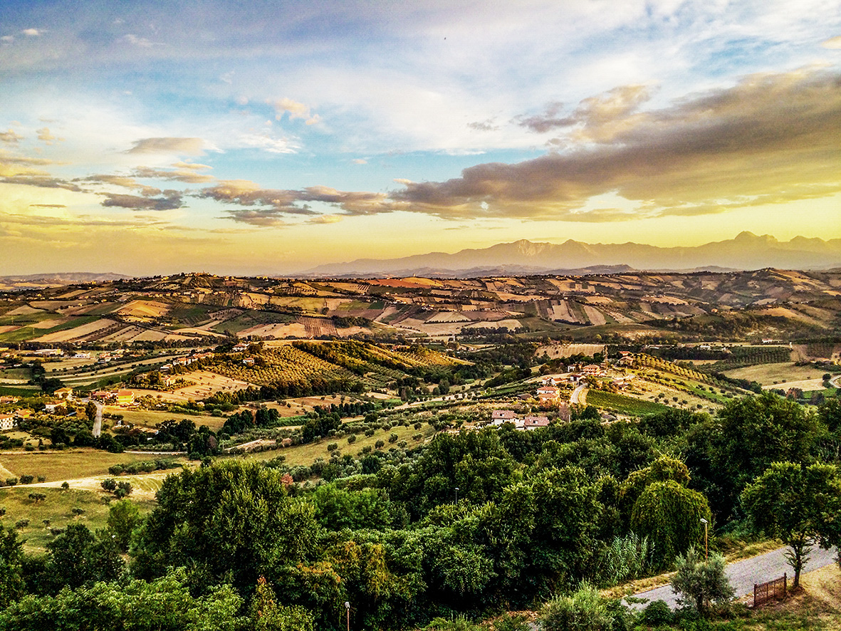 Blick auf die Landschaft der italienischen Abruzzen bei Sonnenuntergang